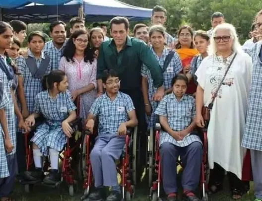 salman-khan-in-orphanage