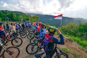 Komunitas Sepeda NTB Gelar Upacara di Bukit Cacing