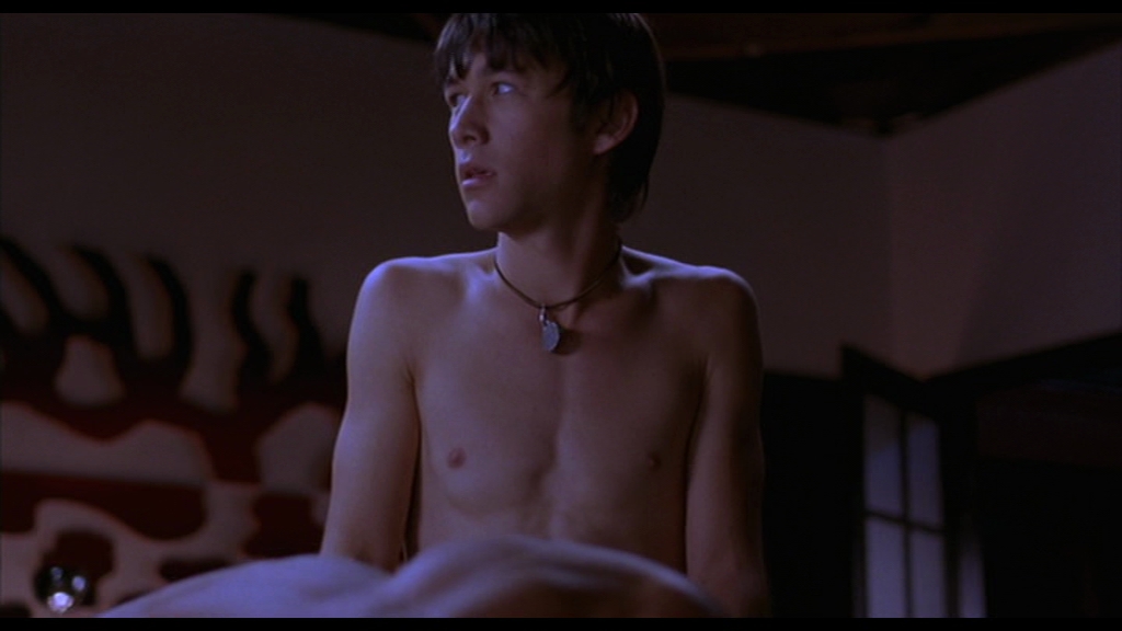 Joseph Gordon-Levitt - Shirtless & Naked in "Mysterious Skin"...