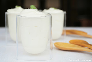 Mousse de chocolate blanco con menta