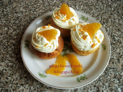Narancsos muffin recept, tejtermék mentes sütemény, tejszínhabbal és narancsdarabkával a tetején.