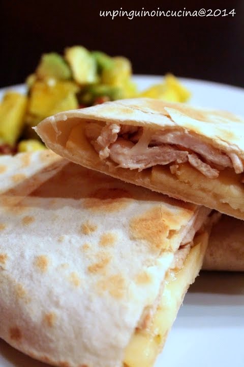 quesadillas tacchino e mele con salsa all'avocado e mango