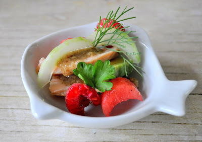 Warm geräucherter Lachs mit Avocado und Melone Lachs mit Avocado und Melone