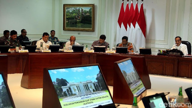 Jokowi ke Prabowo: Siapkan Alutsista yang Cocok dengan Perang Masa Depan Jokowi ke Prabowo: Siapkan Alutsista yang Cocok dengan Perang Masa Depan