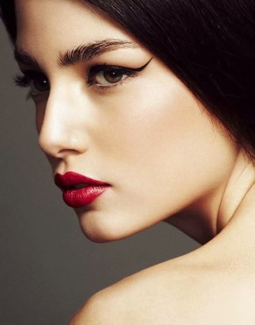 Gorgeous brunette with cat eye and red lips | Just a Pretty Makeup