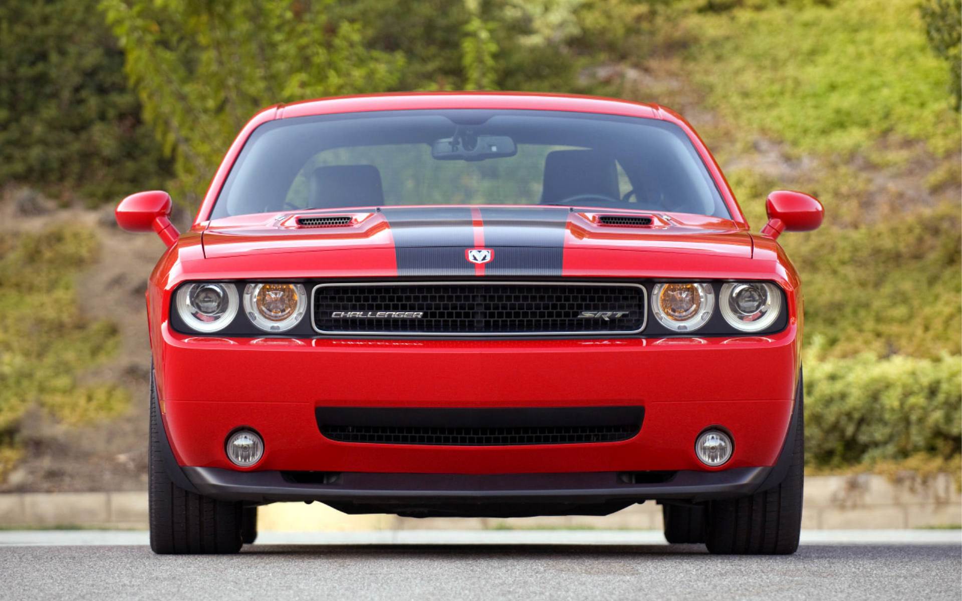 Dodge challenger телевизор