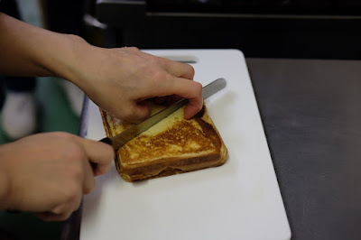 ひとつ石のメニュー開発　ホットサンド　切り方もコツ