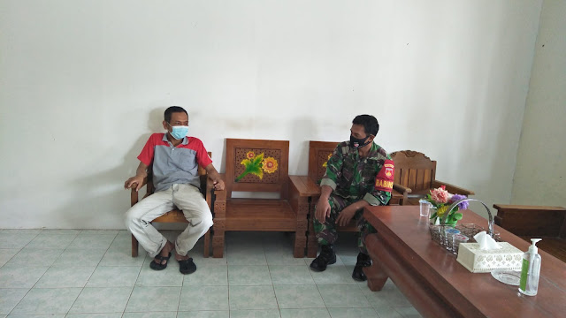 Terus Jaga Hubungan Baik, Babinsa Ngrombo Laksanakan Komsos Dengan Warga Binaan Terus Jaga Hubungan Baik, Babinsa Ngrombo Laksanakan Komsos Dengan Warga Binaan