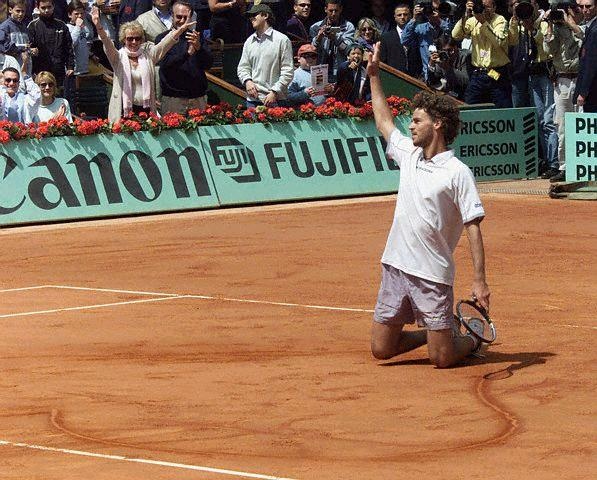 Surto História: 20 anos do tricampeonato de Gustavo Kuerten em Roland  Garros - Surto Olímpico