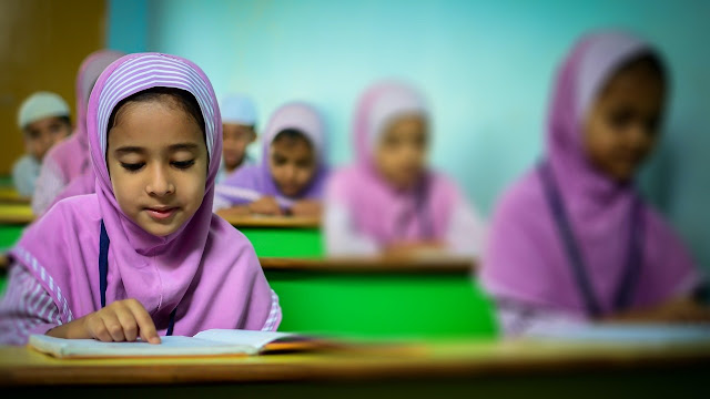 Santriwati belajar bahasa Arab terkait Hal dalam ilmu nahwu dan ketentuannya