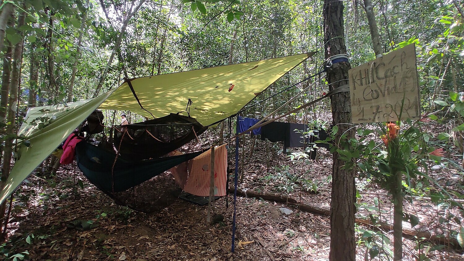 Nhóm Phượt thủ cắm trại trong rừng trốn dịch, bị kẹt phải sinh tồn 1,5 tháng