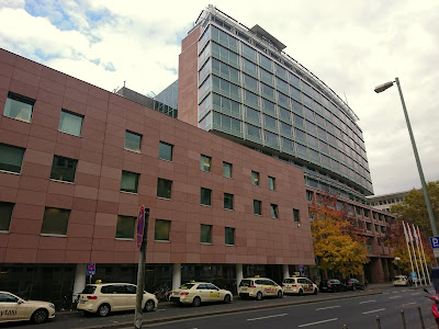 Fassade des Hiltons Frankfurt von der Hochstraße aus gesehen. 