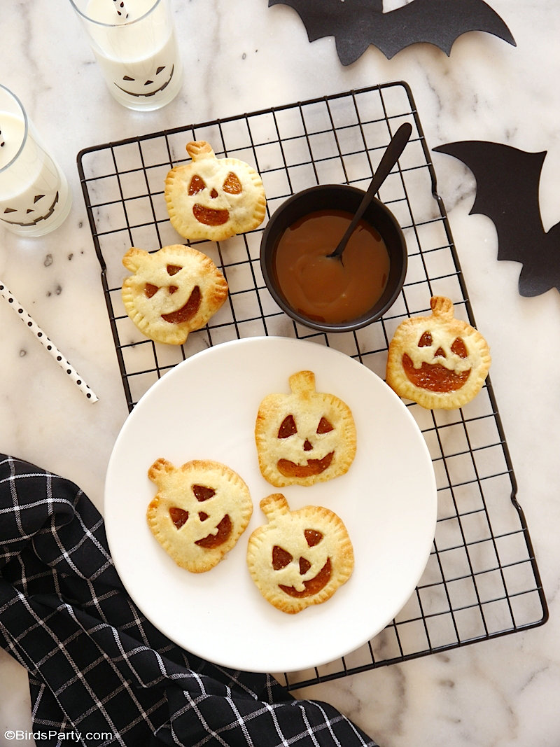 Halloween Jack O' Lantern Hand Pies - made with two ingredients, quick and easy hand pie recipe to make for lunchbox or as a Halloween party treat! by BirdsParty.com @birdsparty #halloween #pie #pies #halloweenpie #jackolantern #halloweendessert #halloweenfood #halloweentreats #halloweenrecipe #handpie