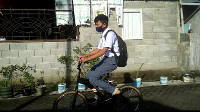 Tidak Punya Handphone, Yoshiro Sondakh Rela Menempuh Jarak 3 KM Dengan Sepeda Untuk Belajar Luring di Sekolah