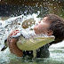 Tρίχρονος παίζει με αλιγάτορα