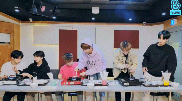 6명의 아이돌 연습생들이 브이앱에서 보여준 요리수준.gif | 인스티즈