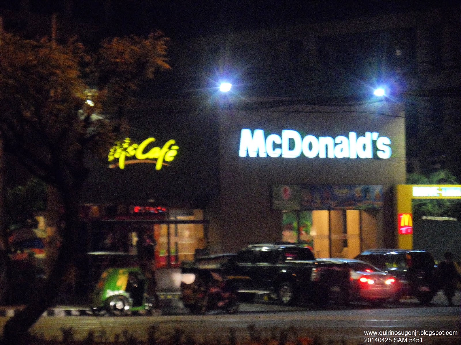 Kircher's Kamera: McDonald's Katipunan at night: Logo and facade