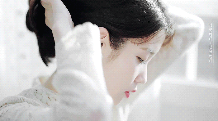 머리 묶는 아이유 - 꾸르
