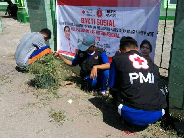 PMR Wira SMKN 1 Maros Lakukan Bakti Sosial Aksi Bersih PMR Wira SMKN 1 Maros Lakukan Bakti Sosial Aksi Bersih