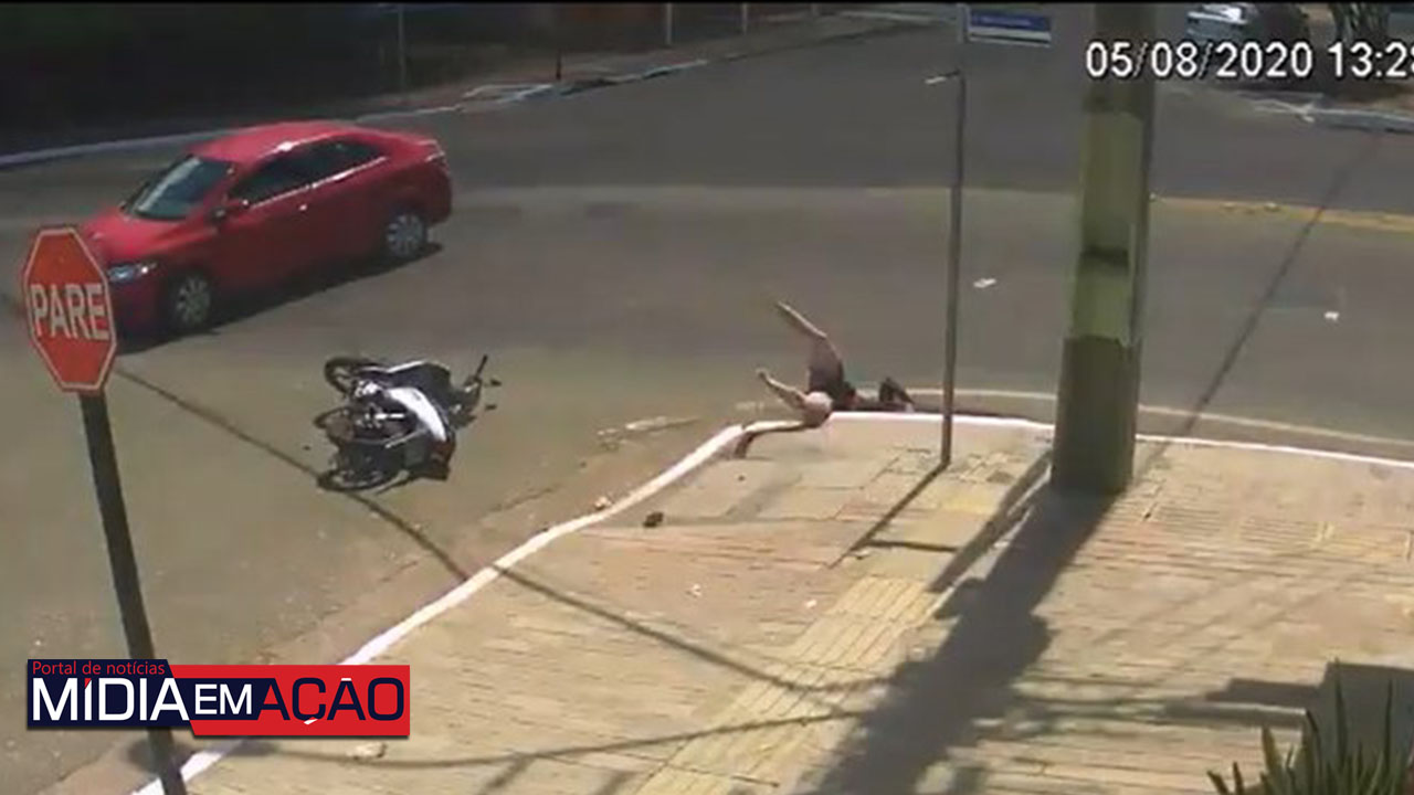Atingida por carro, motociclista cai em bueiro; veja vídeo