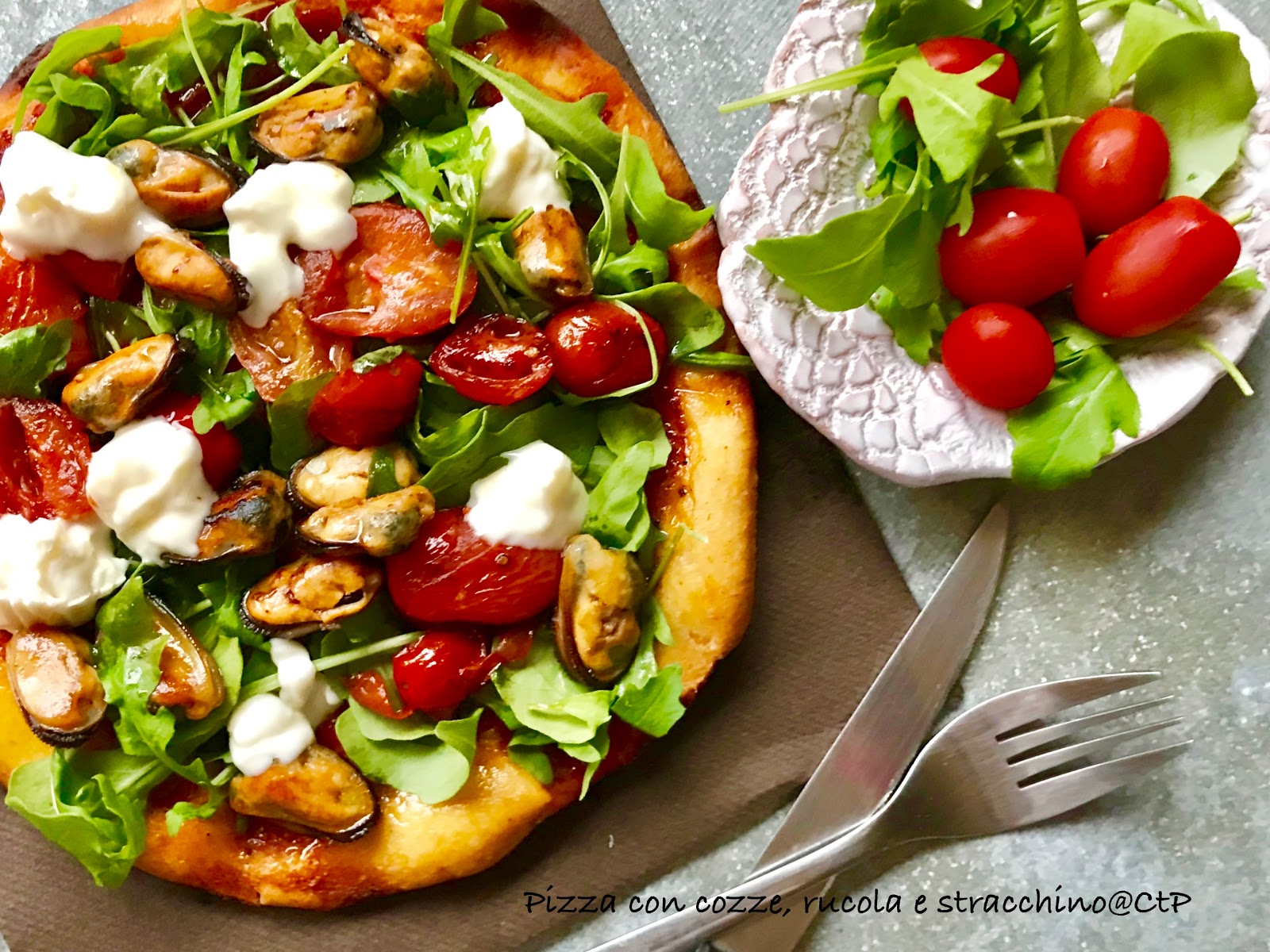 Pizza con cozze, rucola e stracchino Pizza con cozze, rucola e stracchino alessandra ruggeri