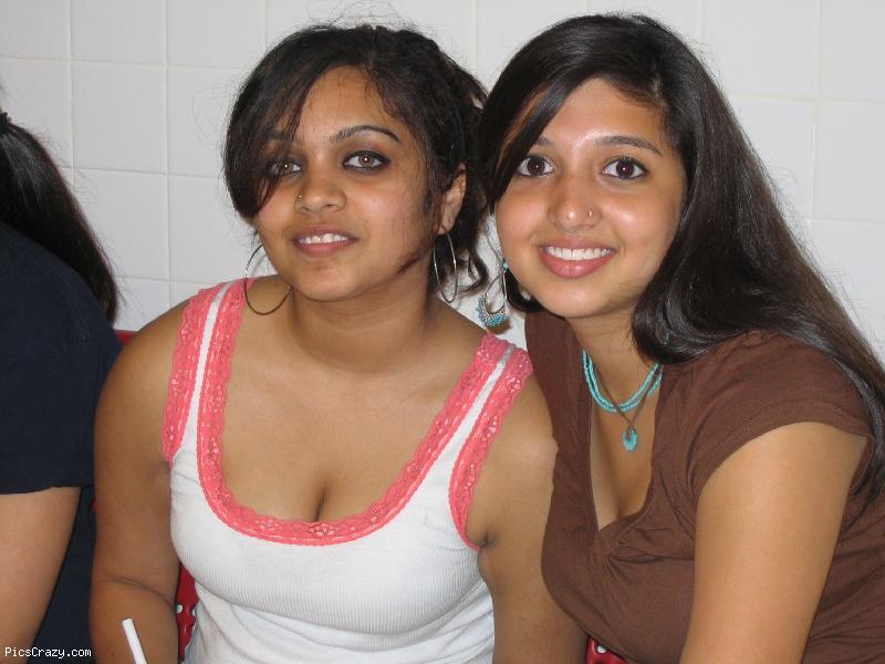 Indian Girls Downblouse In College Campus Chuttiyappa