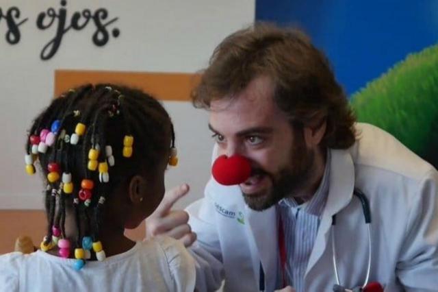 El triste adiós al "Capitán Optimista", el pediatra español que regalaba música y sonrisas a los ni