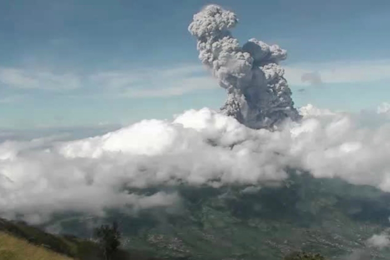 Gunung Merapi meletus dua kali, mulai muntah debu setinggi 6km