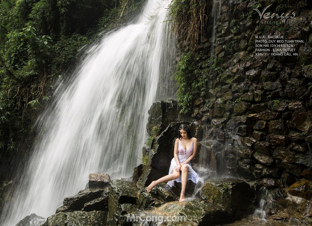 Linh Miu boldly let go of her chest in a set of photos taken under a waterfall