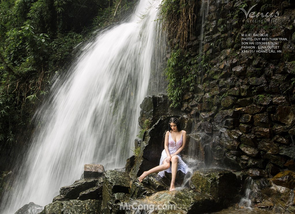 Linh Miu boldly let go of her chest in a set of photos taken under a waterfall photo 1-19