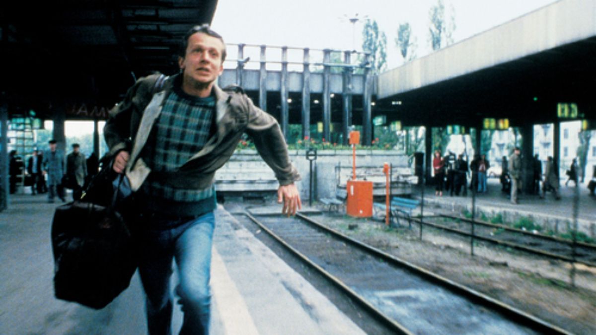 Опоздал на поезд. Бежит за поездом. Человек опаздывает на поезд. Человек бежит с чемоданом. Мужчина бежит с чемоданом.