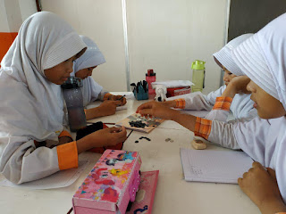 Anak Kelas 6 Memanfaatkan Kancing Sebagai Media Belajar Matematika - SD
