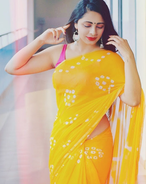 Bollywood Model Latest Stunning Pics In Yellow Sleeveless Saree 4