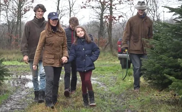 Princess Marie wore  a fur trim utility jacket from Barbour. Princess Athena wore a navy blue puffer piping jacket from Zara