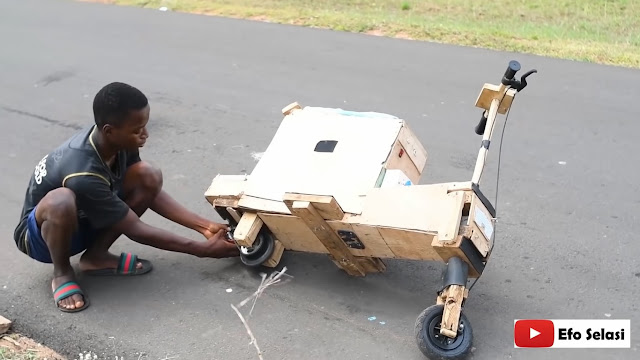 Joven ghanés crea moto de madera que se mueve con energía solar