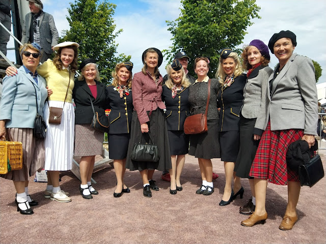 Les filles de Crinolines et Cie avec les chanteuses américaines