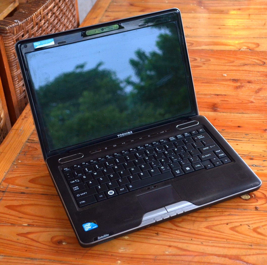 Laptop Core 2 Duo Bekas Toshiba U505 | Jual Beli Laptop Second dan