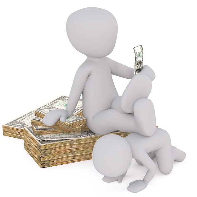 Imagen de 2 muñecos, de los cuales el primero se encuentra plácidamente sentado sobre muchos billetes y apoyando sus piernas sobre el otro, que está en posición de súbdito.