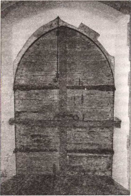 Церковь Святой Троицы в Блайсбурге, где на дубовой двери сохранились отметины когтей чудовища.