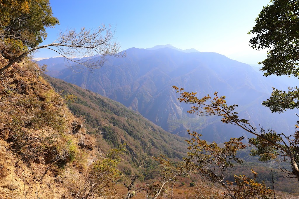 由拉夫朗山稜線上俯瞰丹大林道