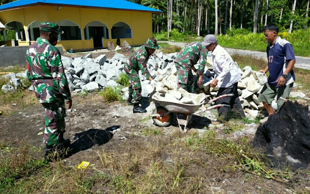 Danramil 01/Ranai Pimpin Gotong Royong Bersihkan Pesantren Fastabikul Khoirot Danramil 01/Ranai Pimpin Gotong Royong Bersihkan Pesantren Fastabikul Khoirot