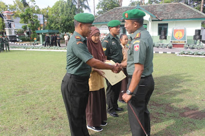 DANDIM SRAGEN SERAHKAN BEASISWA KEPADA PUTRA PURI ANGGOTA YANG BERPRESTASI