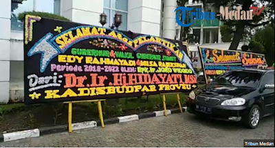 Papan Bunga buat Edy- Ijek Banjiri Halaman Kantor Gubernur Sumut 