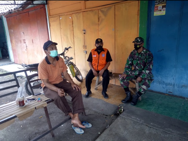 Imbau Prokes, Babinsa Komsos Dengan Tim Satgas Covid-19 Imbau Prokes, Babinsa Komsos Dengan Tim Satgas Covid-19