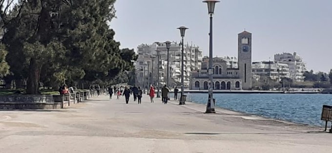  Βόλος: «Πλημμύρισε» από κόσμο η παραλία - Πρόστιμο και σε ψαροντουφεκά