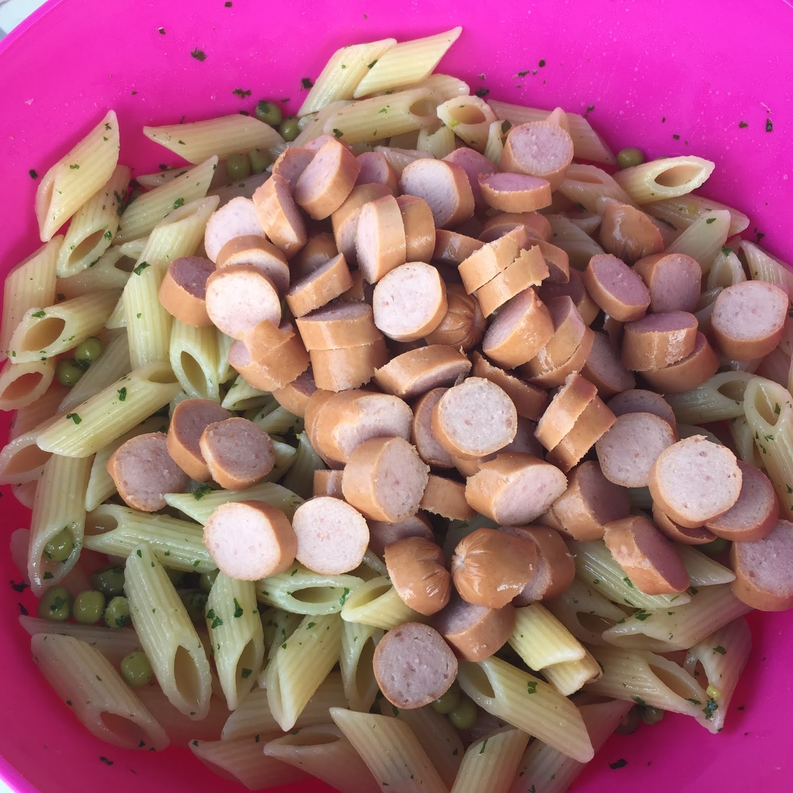 Pasta fredda mezze penne con piselli, wurstel, formaggio e pomodorini