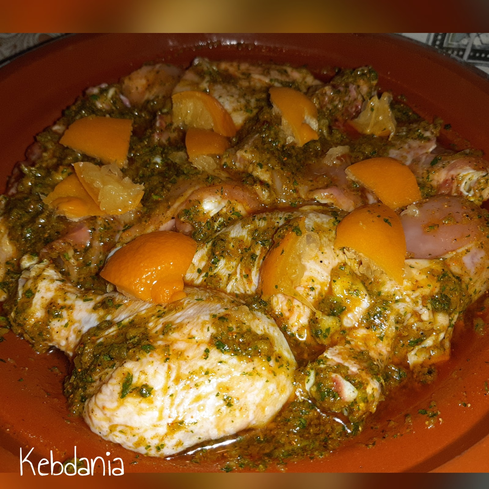 Kip tagine met rozijnen en uien.