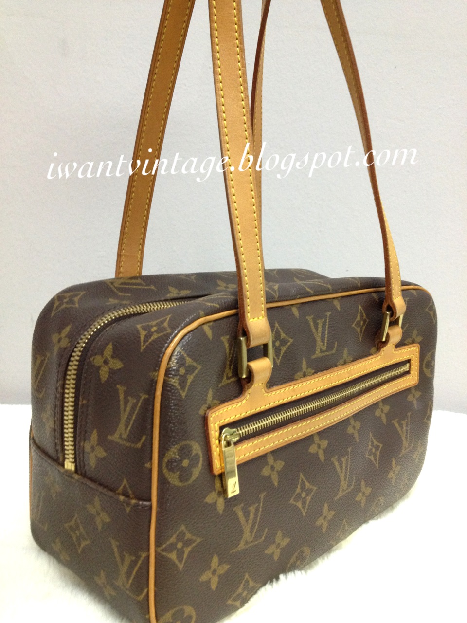 I Want Vintage | Vintage Designer Handbags: Louis Vuitton Shoulder Bag with Front Zip