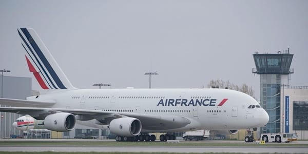 الخطوط الجوية الفرنسية تشرع في مراقبة درجة حرارة الركاب وإلزامهم بوضع الكمامة