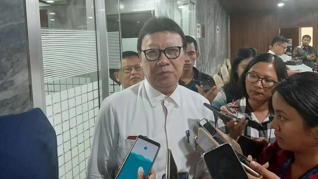 Target pemerintah untuk mengalihkan tenaga honorer ke PNS dan PPPK ini akan tuntas hingga tahun 2021. Demikian hal tersebut diungkapkan oleh MenPAN RB, Tjahjo Kumolo, 